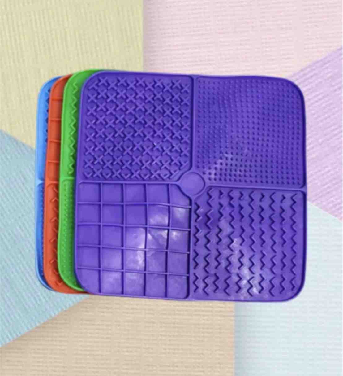 LICKMAT CUADRADA M N9 (  20 X 20 CM)