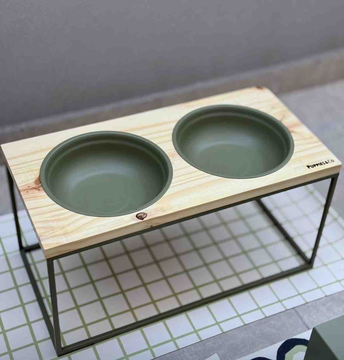 COMEDERO ELEVADO DOBLE CLASICO TALLE L VERDE OLIVA 60X30X30